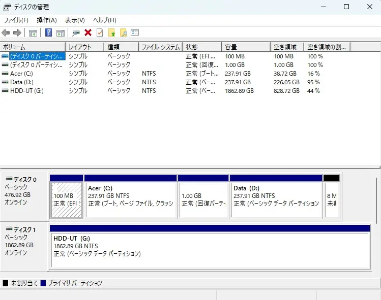 既存のパソコンに新しいSSDを取り付けている、または外付けHDD/SSDを接続している様子。