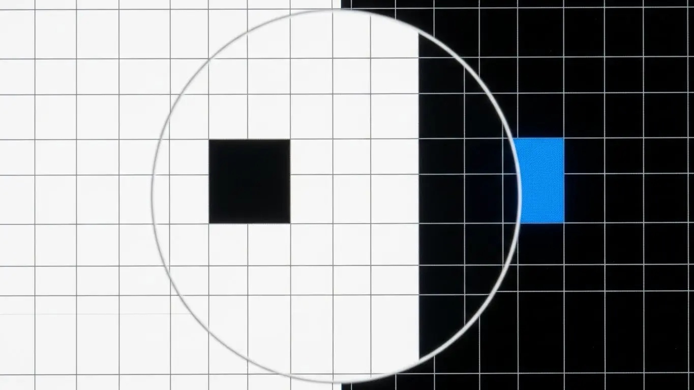 ディスプレイのドット抜け（デッドピクセルとホットピクセル）の画面異常を示す拡大画像