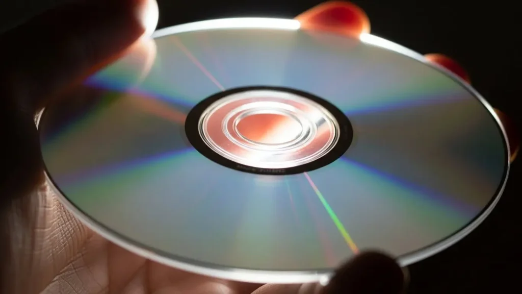 DVDの記録面を確認する様子