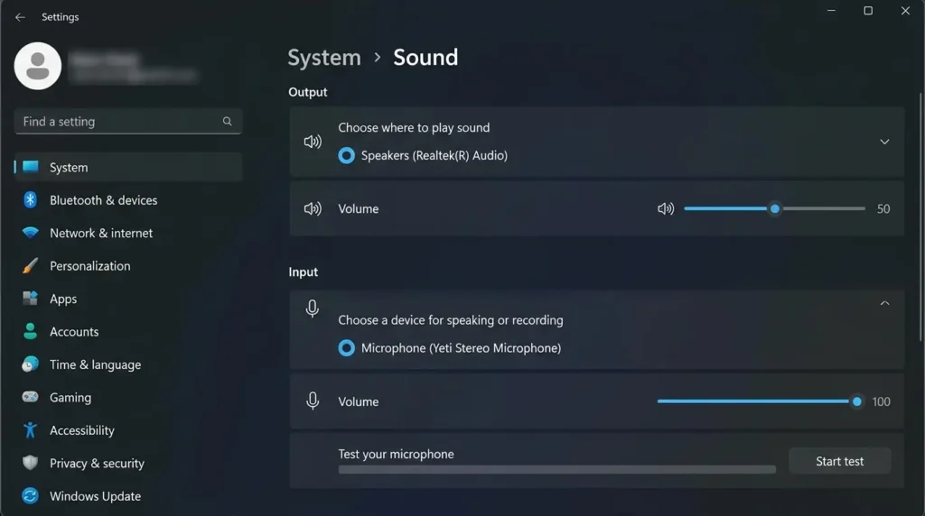 サウンド設定画面でマイクの入力音量スライダーを調整している様子